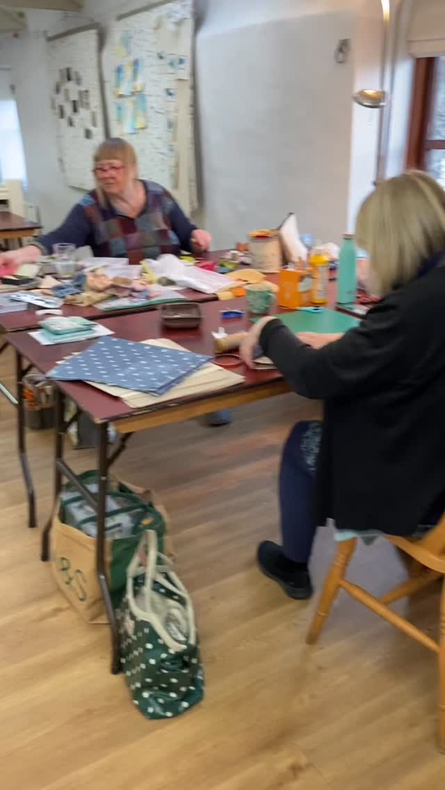 Art retreat at Bodrugan Barton near Mevagissey-a working holiday creating art and design, finishing art work projects and planning courses and workshops- click on link in bio for more information on up coming workshops 
-
-
-
-
#artworkshop #soulgrowth #timeout #artretreats #studiolife