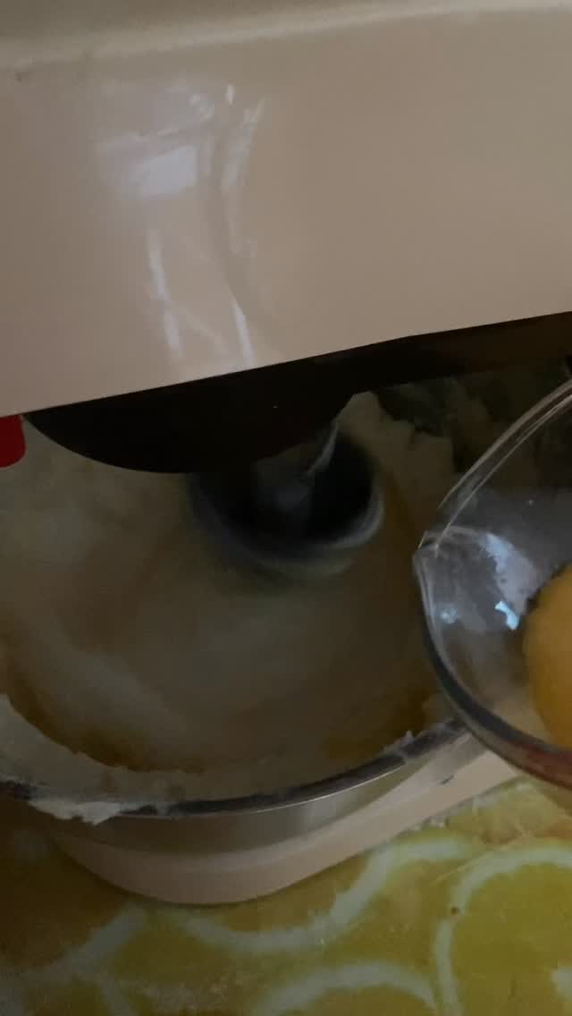 Sticky toffee apple cake finished with smashed roasted almonds in caramel, and apple and maple syrup glaze, rosebuds and rosemary. A 90th celebration cake for my mum on a fabulous family weekend away at @pickwellmanor 

#decoratedcakes #birthdaycake #creativespace #celebration #weekendaway