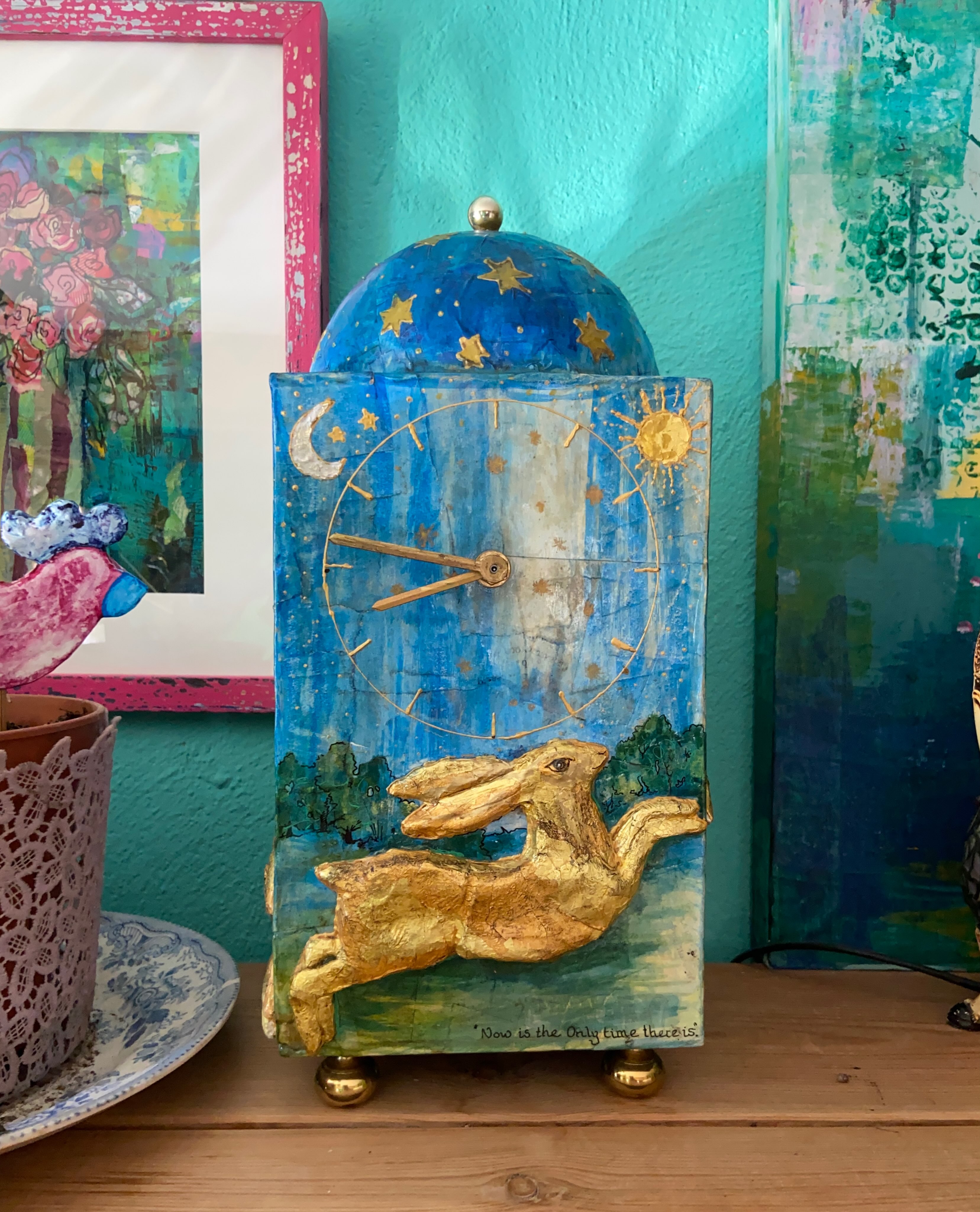 I’m the proud owner of a beautiful and quirky hare themed clock made by talented @sarahbrown.art - thank you !

#hare #papiermaché #artwork #sculpture_art #creativity