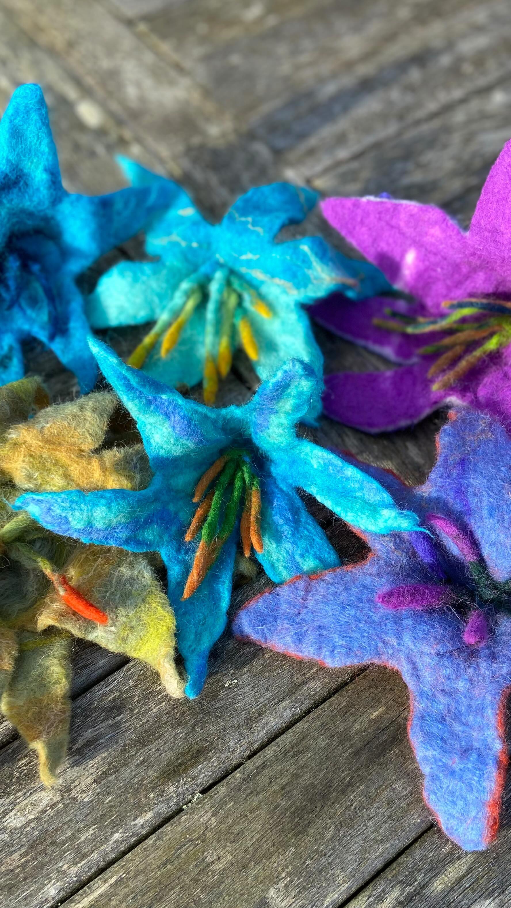 Handmade felt flower workshop with Mary Toon @bodruganbarton 
-
-
-
-
-
#feltlove #feltflowers #accessory #workshop #artretreat #soulgrowth #soulfood #feltmaking #flowersofinstagram #making #makingmemories #slowlife #timeout #metime💕 Check out link for up and coming workshops :)